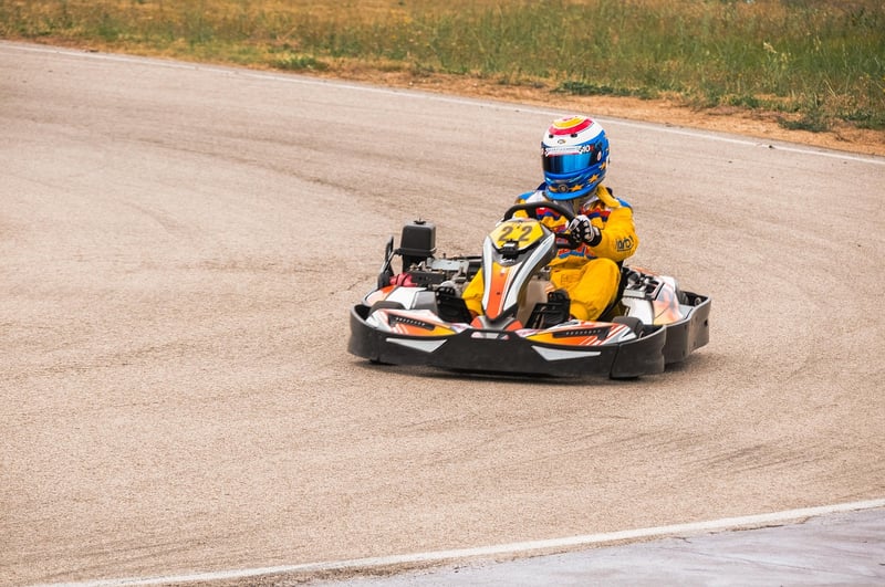 Boostez vos performances en 2026 : techniques de conduite en karting incontournables